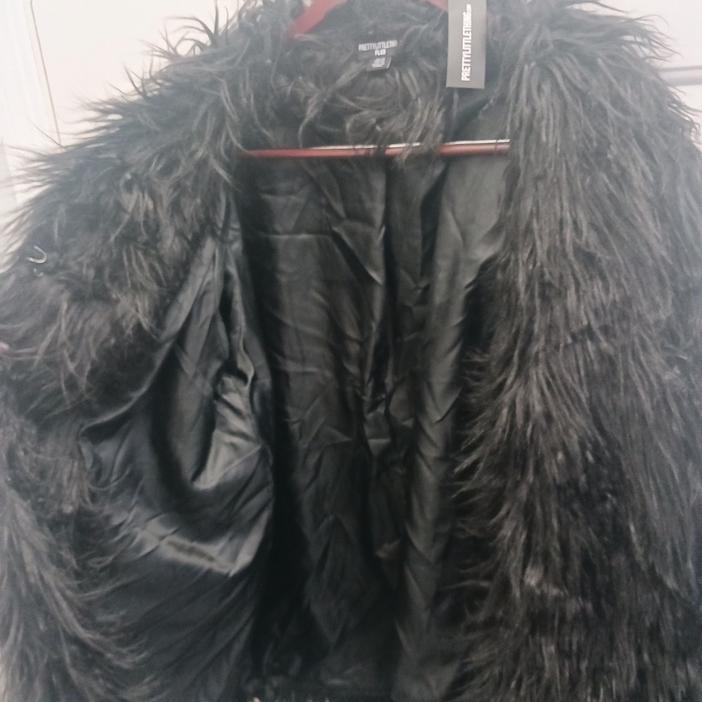 Plus Size PrettyLittleThing Black Faux Fur Coat - Picture 6 of 10